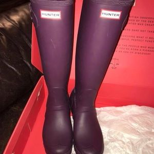 Hunter size 8. Minor scuffs in the boot.